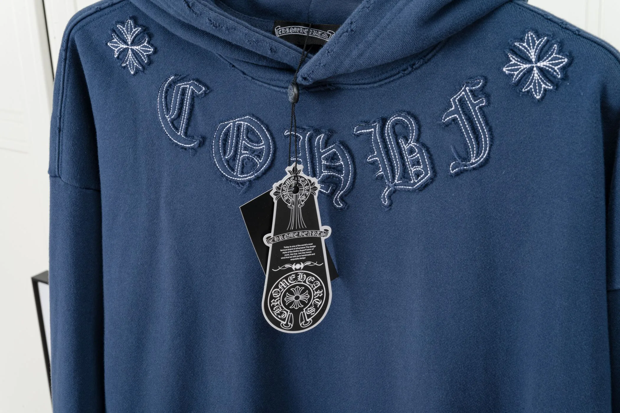 P320 𝗖𝗵𝗿𝗼𝗺𝗲 𝗛𝗲𝗮𝗿𝘁𝘀/Cro Heart 2025 Cross Patch Embroidery Summer New Original Single Counter American Acid Washed Distressed Laser Burnt Patch Embroidery Couple Casual Hooded Sweatshirt Customized fabric 440g tripe terry fabric! American acid-washed and distressed original fabric laser burnt ✟appliqué embroidery and exquisite embroidery of letters! The best-selling model at the counter. It is very comfortable to wear. It is low-key yet luxurious. It is very classy when worn. The large size and tailoring are needless to say. The upper body is exquisite and vivid. 👍High-end first-class materials. A truly palace-level product. The cotton from Turkey is of outstanding quality. After heavy washing, the clothes are very soft! Not picky, the upper body is absolutely stylish and extremely luxurious. Auxiliary materials: The original model has been authenticated and labeled ➕100% silk washed with water label. Genuine purchase-grade original hangtag➕matching hanging rope➕3D hanging beads➕original packaging bag. Craftsmanship: The original version has consistent wiring! The highest version of the armhole matching technique! Countless times of pattern making to 100% restore the original appearance! The correct version is the same for men and women, super eye-catching, super good-looking, and super atmospheric! Color: white, washed black, washed blue Size: XS-L